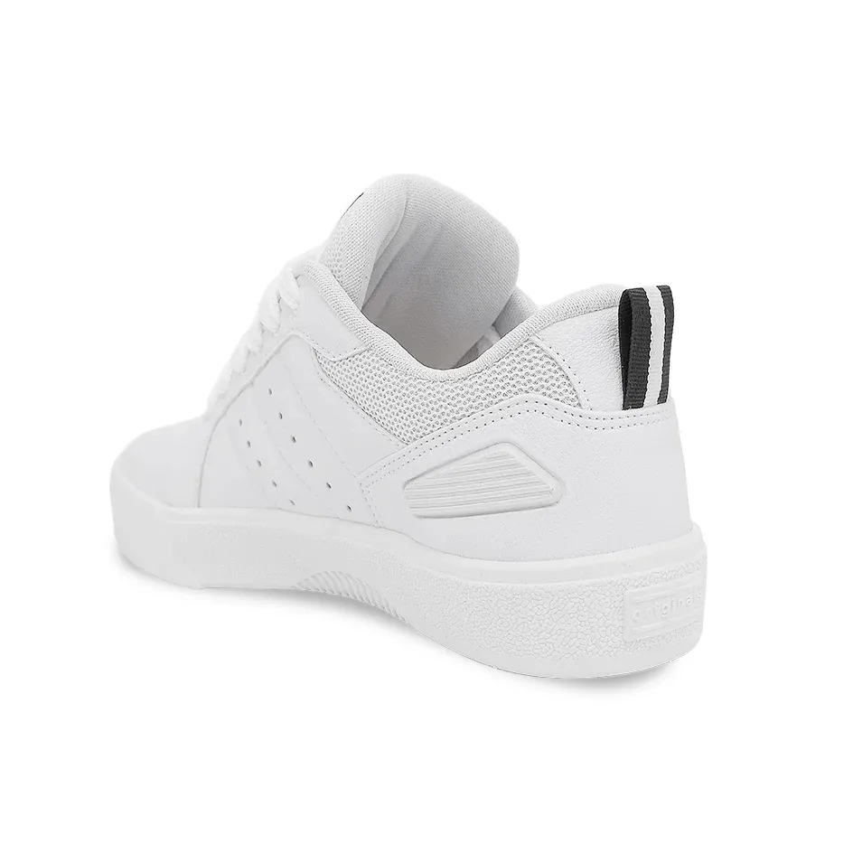 Tênis infantil branco Ollie Cyclone INF-501 em uso para atividades diárias